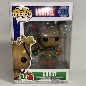 Funko Pop! Marvel - Groot (Holiday) #399 Vinyl Figure with Pop Protector